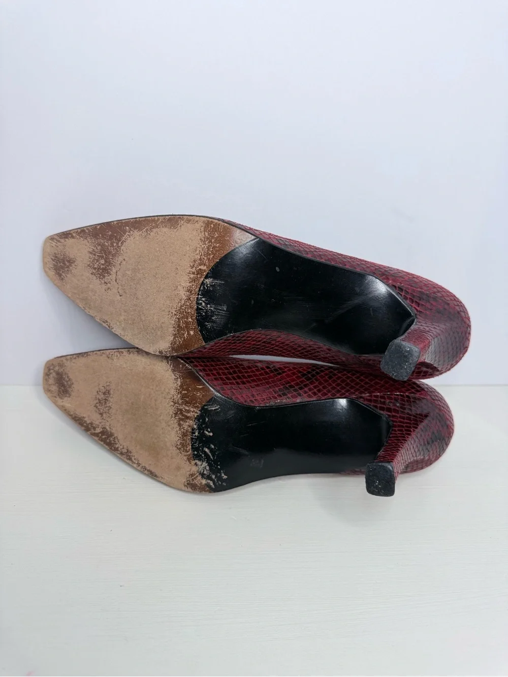 Stuart Weitzman Burgundy Wine Red Snake-Skin Embossed PointedToe Pumps Heels 9.5